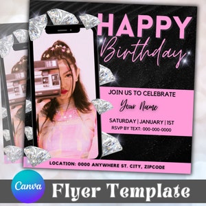 Op de afbeelding: Een roze en zwarte verjaardagsuitnodiging met een foto van een persoon die een camera vasthoudt. De tekst op de uitnodiging luidt "Happy Birthday", "Vier met ons Your Name", "Zaterdag | Januari | 1st", "RSVP per sms: 000-000-0000", en "Locatie: 0000 Anywhere St. City, Zipcode".