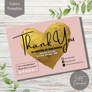 以下が含まれることがあります： ピンクのサンキューカードに、金色のハートと「Thank You」の文字が書かれています。私たちの小さなビジネスを支援していただきありがとうございます。コード「THANK」で次回の注文が15％オフになります。お買い上げいただきありがとうございます。レビューをお願いします！テキストの下に5つの星が表示されています。ソーシャルメディアのアイコンには、「@yoursocial」のテキストとウェブサイトのアドレスが含まれています。