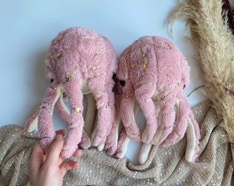 Polvo de pelúcia tricotado à mão, para decoração de quarto infantil.