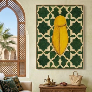 Peut inclure: Une œuvre d'art murale rectangulaire présentant une grande forme jaune vif, arrondie et allongée, centrée sur un motif géométrique en étoile vert foncé et crème. L'œuvre est encadrée par une fine bordure en bois clair.