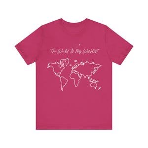Das Abenteuer erwartet: Unisex Jersey T-Shirt - Wanderlust T-Shirt, Reisegeschenk, Freizeitkleidung, Globus-Liebhaber-Shirt, bunte Weltkarte-Tourist-T-Shirt-Oberteil