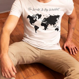 Adventure Awaits T-Shirt, Reise-Shirt, Fernweh-Bekleidung, Weltkarte-Grafik-T-Shirt, Geschenk für Reisende, Wunschliste T-Shirt