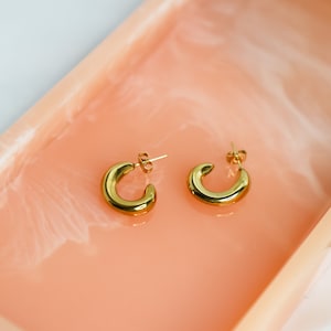 Lottie Creolen | Gold Creolen | Wasserdichte Creolen | Klassische Gold Creolen | Hypoallergene Creolen | Gold Ohrringe | Wasserdichter Schmuck | Vergoldet