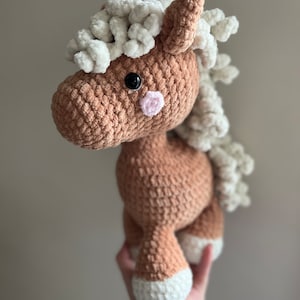 Henri the Horse - crochet amigurumi pattern by @virkatavsofie