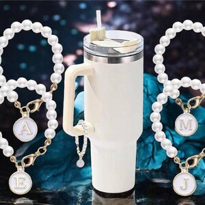 Dijes de iniciales de perla personalizados para vasos: accesorios de asa personalizados, decoración elegante para tazas y obsequio único para cualquier ocasión especial