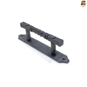 Peut inclure: Une poignée de porte en métal noir avec un design torsadé. La poignée est montée sur une plaque rectangulaire aux coins arrondis.