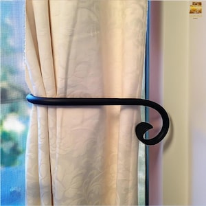 Fermatende in ferro battuto fatti a mano: design rustico a spirale