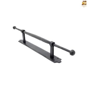 Puede incluir: Un toallero de hierro forjado negro con extremos redondeados. La barra está montada en una pared con un soporte decorativo.