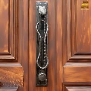Peut inclure: Un heurtoir de porte en métal noir avec un design unique, présentant un motif torsadé en forme de corde et deux accents ronds. Le heurtoir est monté sur une porte en bois.
