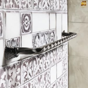 Portasciugamani in ferro battuto intrecciato fatto a mano: organizer rustico per il bagno