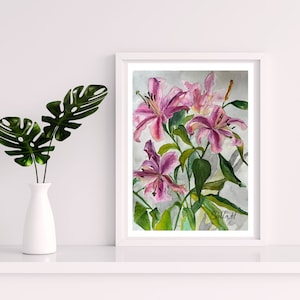 Acquerello di bellissimi gigli rosa che stanno per appassire, in un vaso. Colori rosa intenso e foglie verde scuro. Puoi creare un trittico di gigli