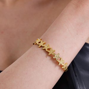 Gouden zeester armband, Sea Star sieraden, oceaan geïnspireerde armband, kust gouden manchet, nautisch cadeau voor haar, strand stijl sieraden