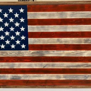 Drewniane flagi amerykańskie z lub bez insygniów wojskowych, wykonane ręcznie przez weteranów.
