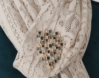 Broche moderno sin aguja, accesorio versátil, práctico y chic para el día a día.