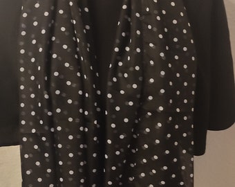 Chiffon Schal in sommerlichen klassischen Design, leicht und angenehm zu tragen. Ein Farbtupfer für deine Garderobe, zu jedem Anlass passend