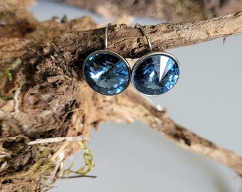 Ohrring aus Edelstahl silberfarben, mit 14 mm blauem  Schmuckstein. Hervorragende Verarbeitung. Ein funkelder Blickfang am Ohr.