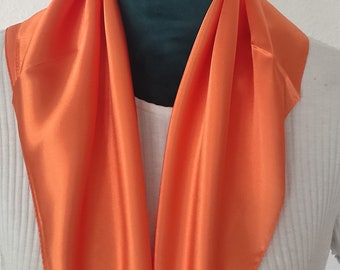 Orangefarbenes Vierecktuch "silkfeeling". Leicht und angenehm zu tragen. Ein Farbtupfer für deine Garderobe, zu jedem Anlass passend.