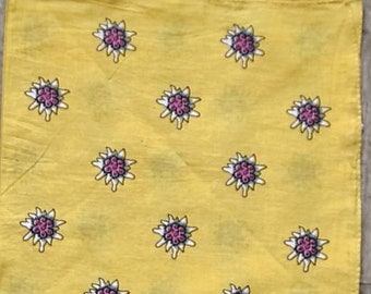 Tissu Edelweiß jaune soleil, votre accessoire pour la tenue traditionnelle. Polyvalent à porter, avec ou sans pendentif. Aussi pour les hommes