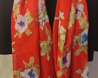 Chiffon Schal in türkis mit sommerlichem Design, leicht und angenehm zu tragen. Ein Farbtupfer für deine Garderobe, zu jedem Anlass passend.