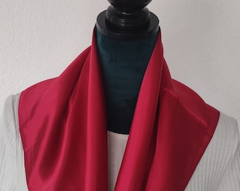 Gedecktes rotfarbenes Vierecktuch "silkfeeling". Leicht und angenehm zu tragen. Ein Farbtupfer für deine Garderobe, zu jedem Anlass passend.