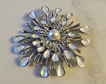 Modern brooch without needle, versatile, practical, chic accessory for every day. Silver with white flowers