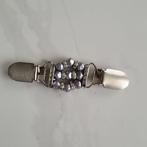 Jacket clip with pearls in silver-grey, good hold thanks to fixed clips, leaves no holes. For cardigans without buttons!