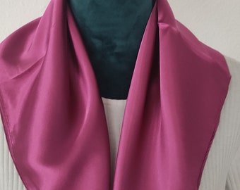 Raspberry-colored square towel "silkfeeling". Lightweight and comfortable to wear. A splash of color for your wardrobe, suitable for any occasion.