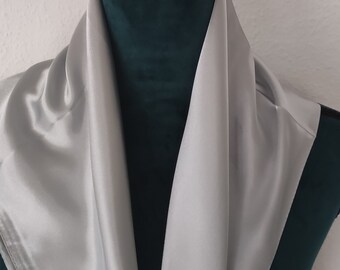 Silbergraues Vierecktuch "silkfeeling". Leicht und angenehm zu tragen. Ein Farbtupfer für deine Garderobe, zu jedem Anlass passend.