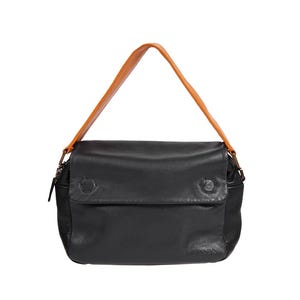 Op de afbeelding: Zwarte leren schoudertas met een oranje band. De tas heeft een klepsluiting met twee decoratieve knopen en een rits aan de zijkant. De merknaam is zichtbaar.