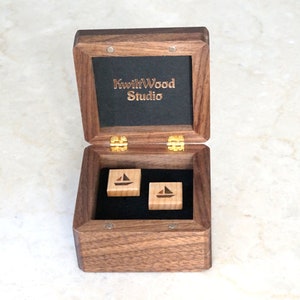 Boutons de manchette en bois naturel avec voilier | Cadeau yachting