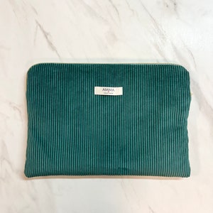 Housse d'ordinateur Velours Côtelé couleur Vert Sapin avec l'étiquette AMMA Handmade. C'est aussi un accessoire iPad et tablette.