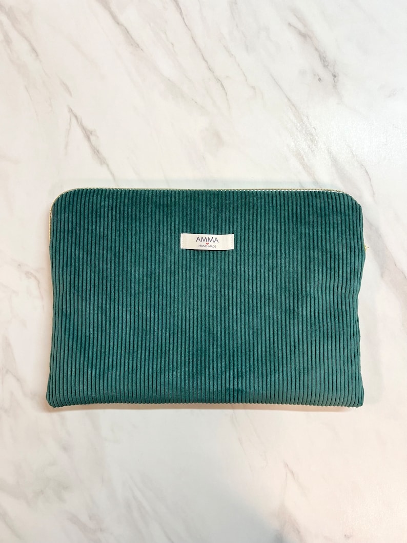 Housse d'ordinateur Velours Côtelé couleur Vert Sapin avec l'étiquette AMMA Handmade. C'est aussi un accessoire iPad et tablette.