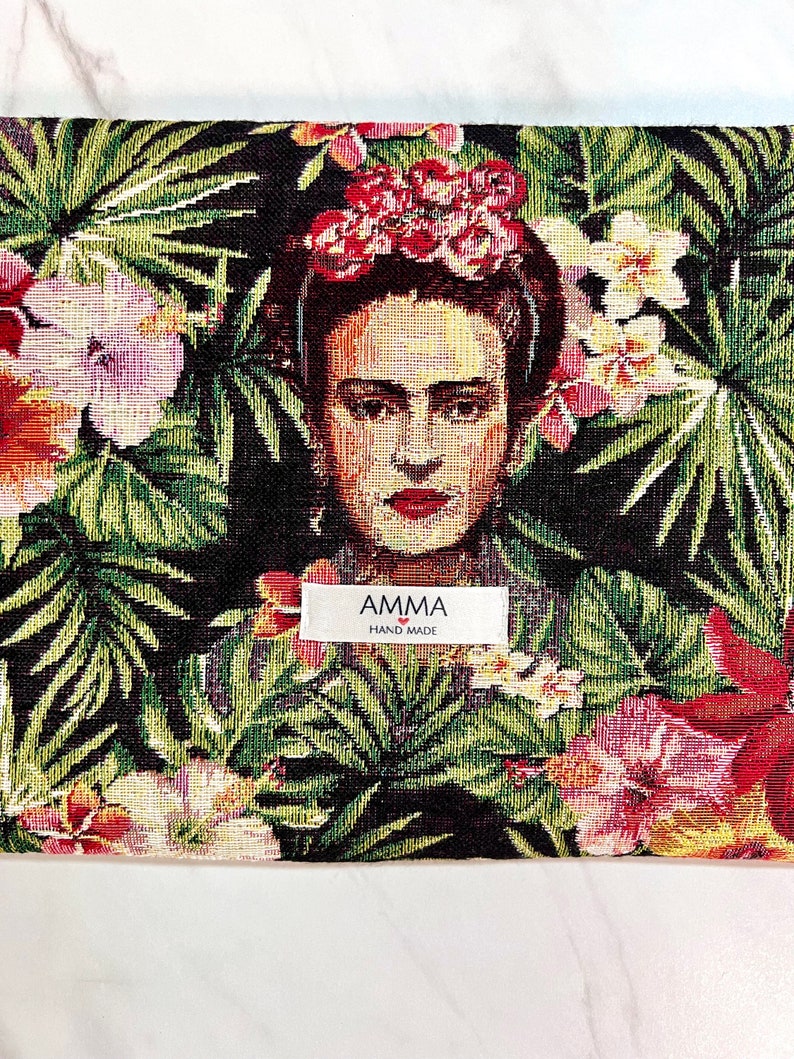 Housse ordinateur Frida Khalo en tissu Jacquard vue de face zoomé