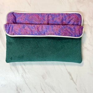 Housse d'ordinateur Velours Côtelé couleur Vert Sapin et sa doublure Liberty violette motif cachemire.
C'est aussi un accessoire iPad et tablette.