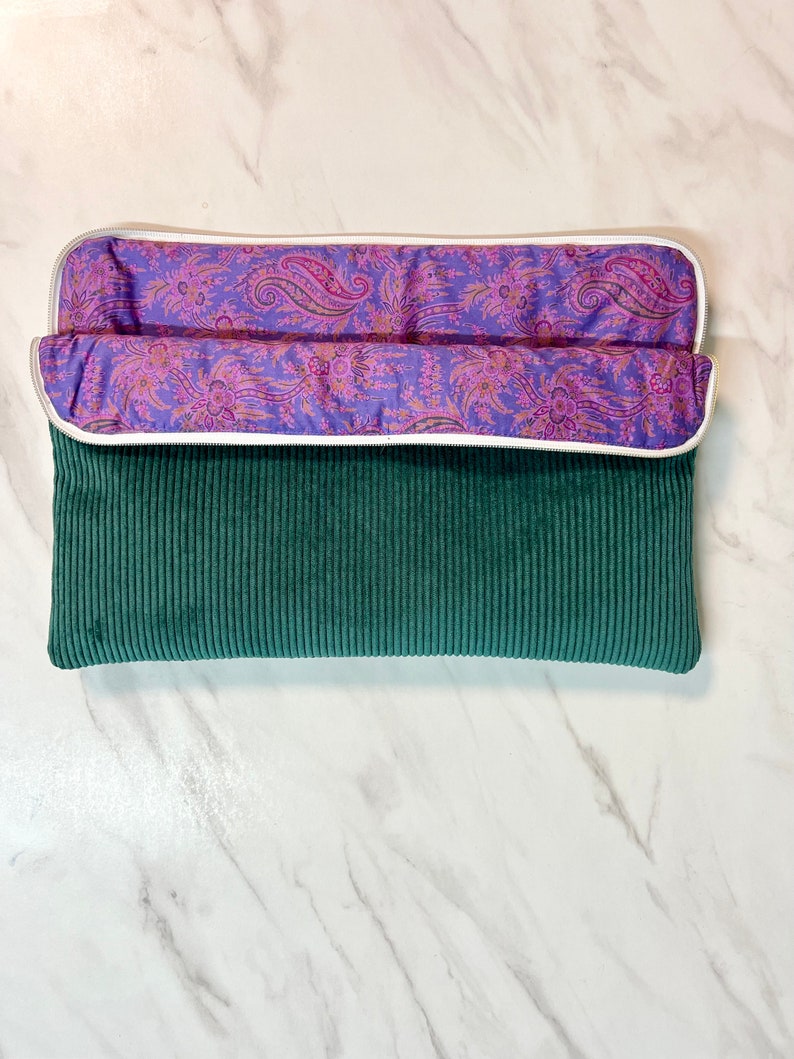 Housse d'ordinateur Velours Côtelé couleur Vert Sapin et sa doublure Liberty violette motif cachemire.
C'est aussi un accessoire iPad et tablette.