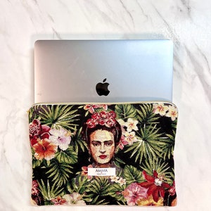 Housse ordinateur Frida Khalo en tissu Jacquard. Un PC portable MacBook Pro Apple se trouve dans la pochette.