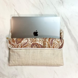 Housse ordinateur Liberty London motifs Cashemire avec un MacBook Pro.