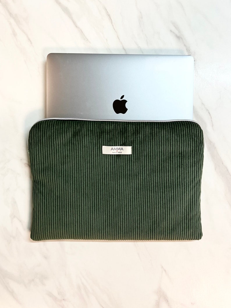 Housse d'ordinateur Velours Côtelé - Vert Kaki - Résistante & Douce - Accessoire iPad et tablette.
Un macbook Pro Apple dépasse de la housse