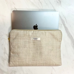 Housse ordinateur Liberty London motifs Cashemire avec un MacBook Pro.