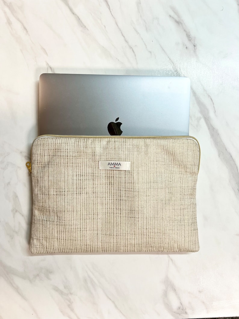 Housse ordinateur Liberty London motifs Cashemire avec un MacBook Pro.