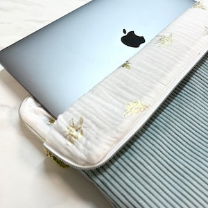 Housse ordinateur velours côtelé bleu ciel, doublure abeilles dorées et macbook Pro Apple