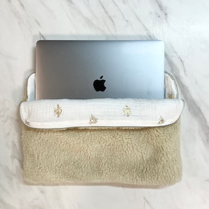 Housse ordinateur portable en Moumoute Fluffy et doublure double gaze de coton abeilles dorées avec un MacBook Pro Apple.