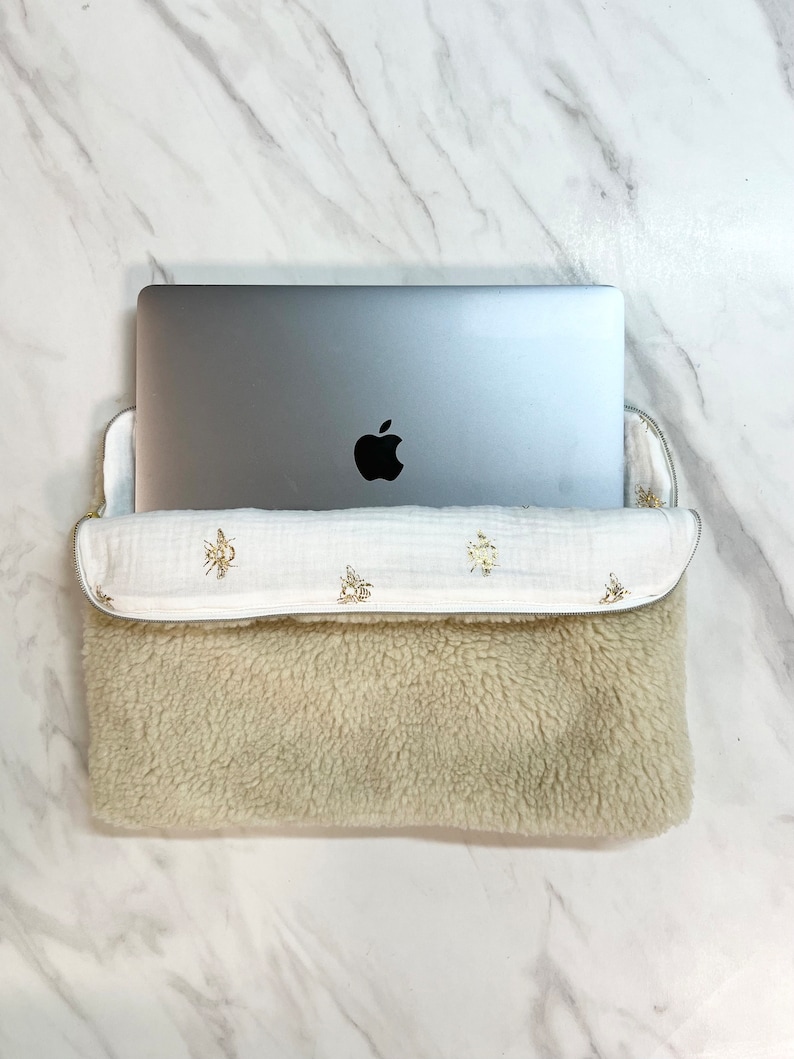 Housse ordinateur portable en Moumoute Fluffy et doublure double gaze de coton abeilles dorées avec un MacBook Pro Apple.
