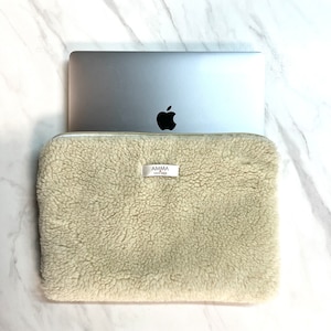 Housse ordinateur portable en Moumoute Fluffy avec un MacBook Pro Apple.