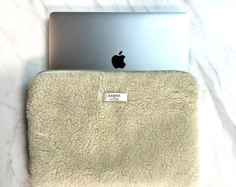 Moumoute Fluffy computer cover - Durable & Soft