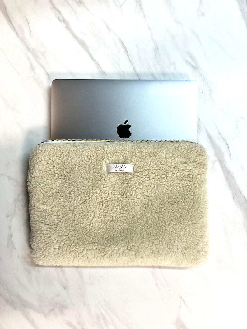 Housse ordinateur portable en Moumoute Fluffy avec un MacBook Pro Apple.