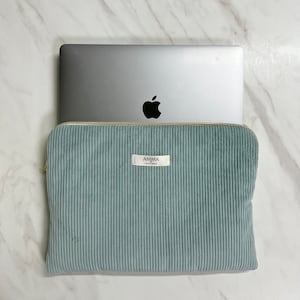 Housse ordinateur velours côtelé bleu ciel et mackbook pro Apple