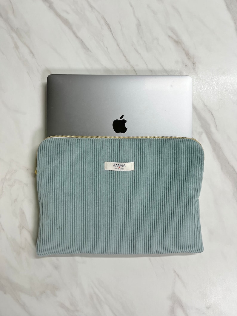 Housse ordinateur velours côtelé bleu ciel et mackbook pro Apple