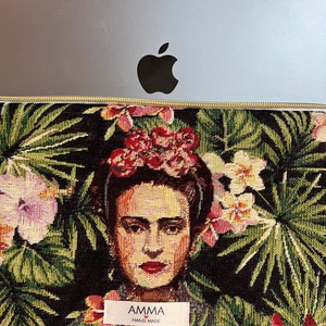 Housse ordinateur Frida Khalo en tissu Jacquard vue de face avec un macbook pro