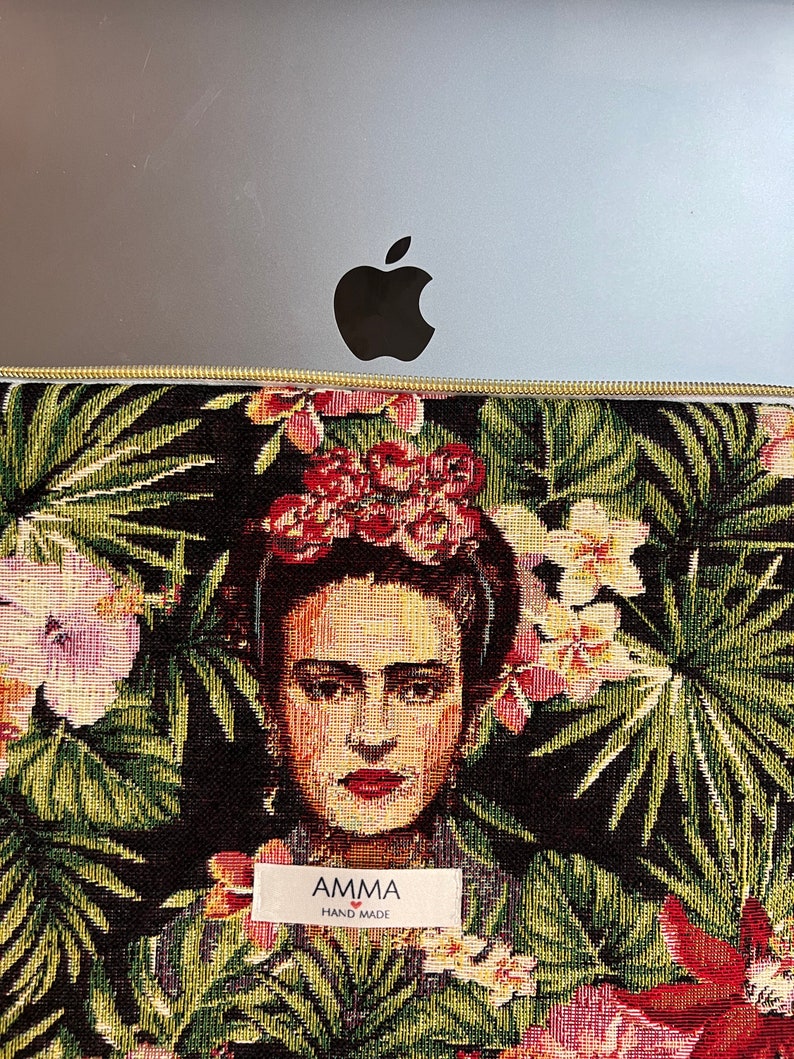 Housse ordinateur Frida Khalo en tissu Jacquard vue de face avec un macbook pro